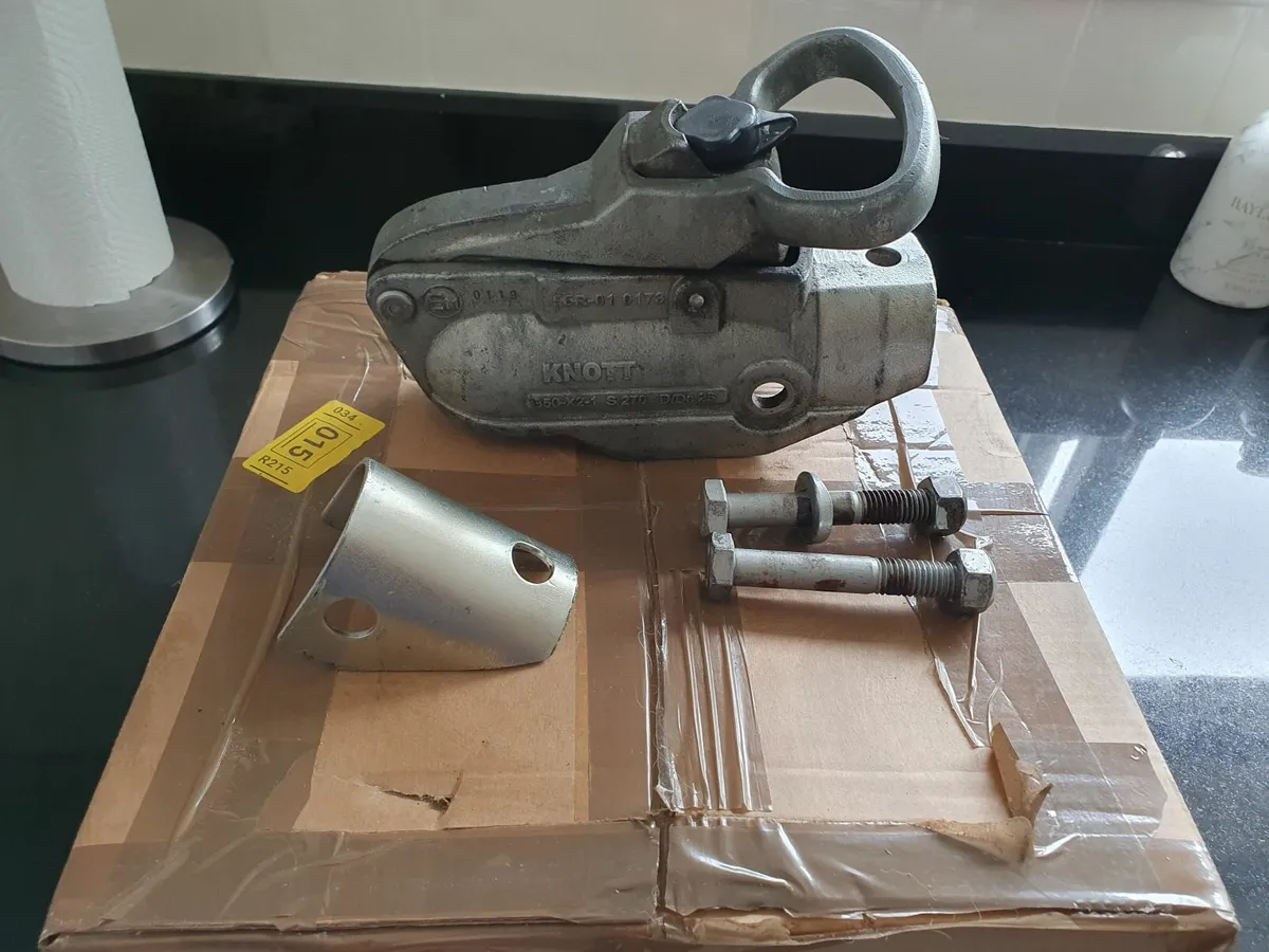 Trailer hitch - Image 1