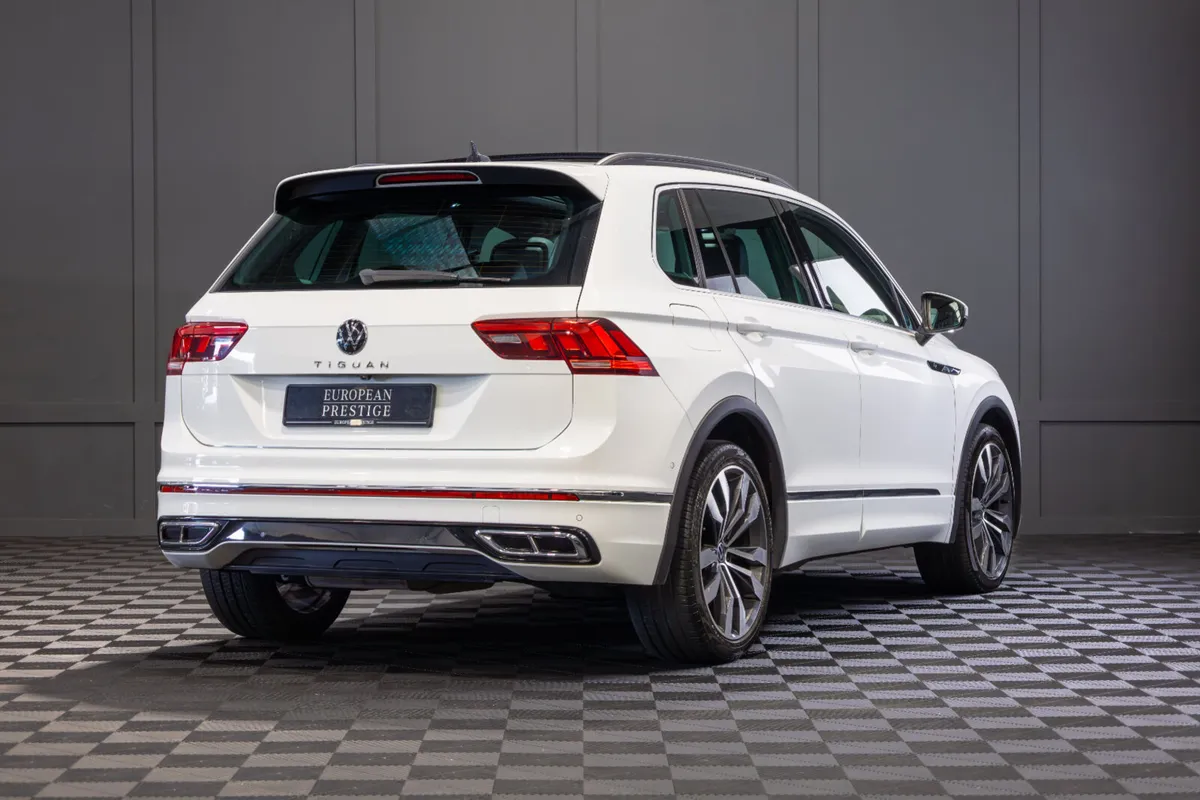 2022 Volkswagen Tiguan R-Line - Image 3