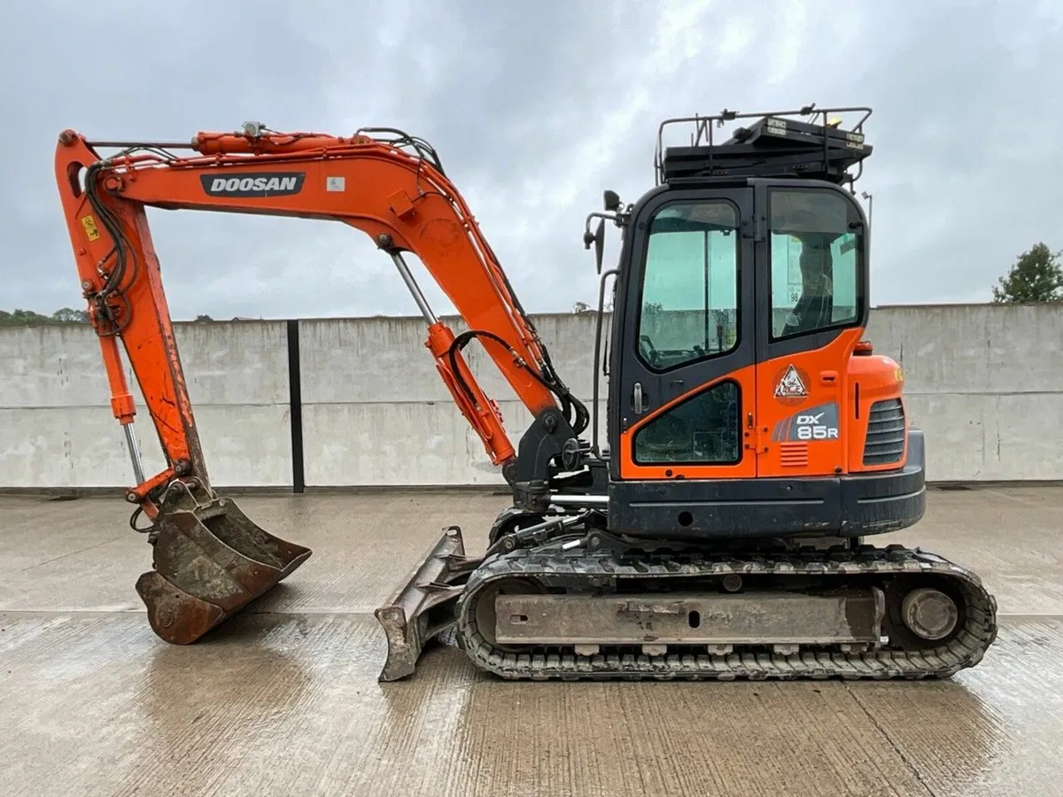 DOOSAN DX85R-3 8.5 TON MIDI EXCAVATOR - Image 3