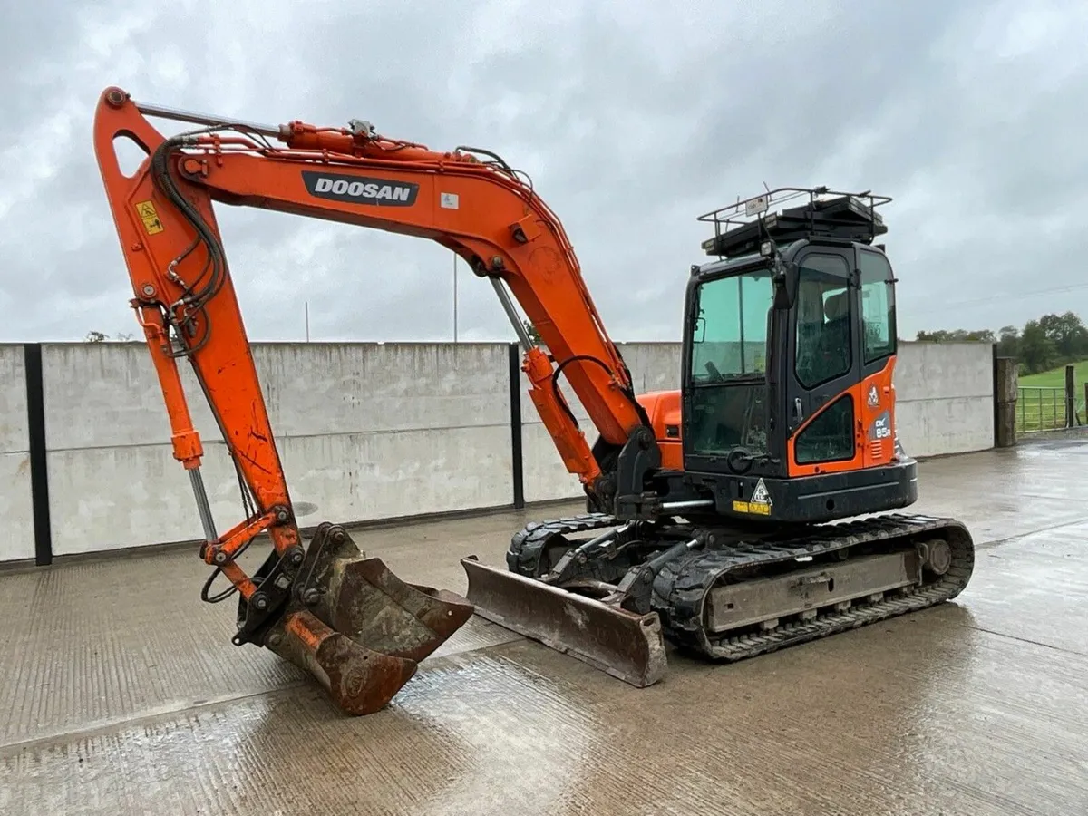 DOOSAN DX85R-3 8.5 TON MIDI EXCAVATOR - Image 4