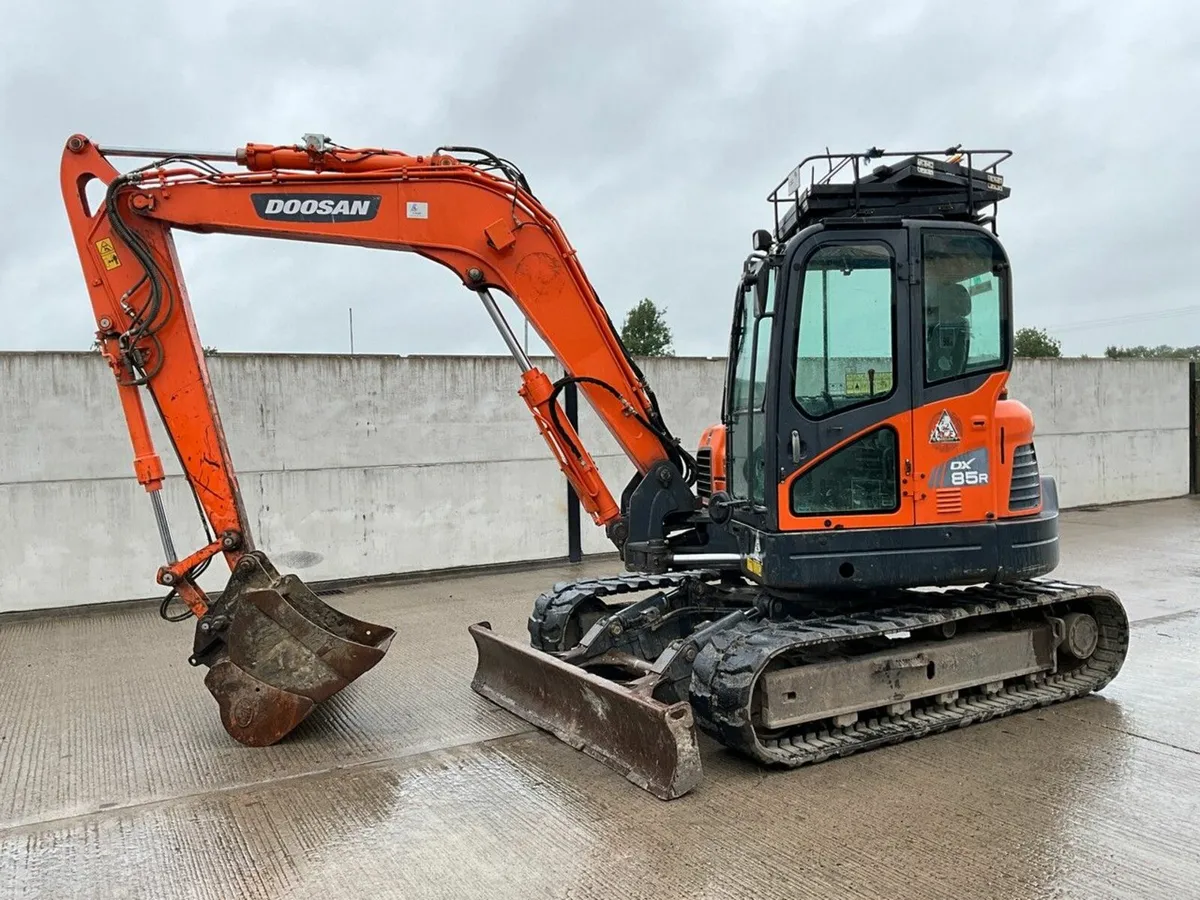 DOOSAN DX85R-3 8.5 TON MIDI EXCAVATOR - Image 1