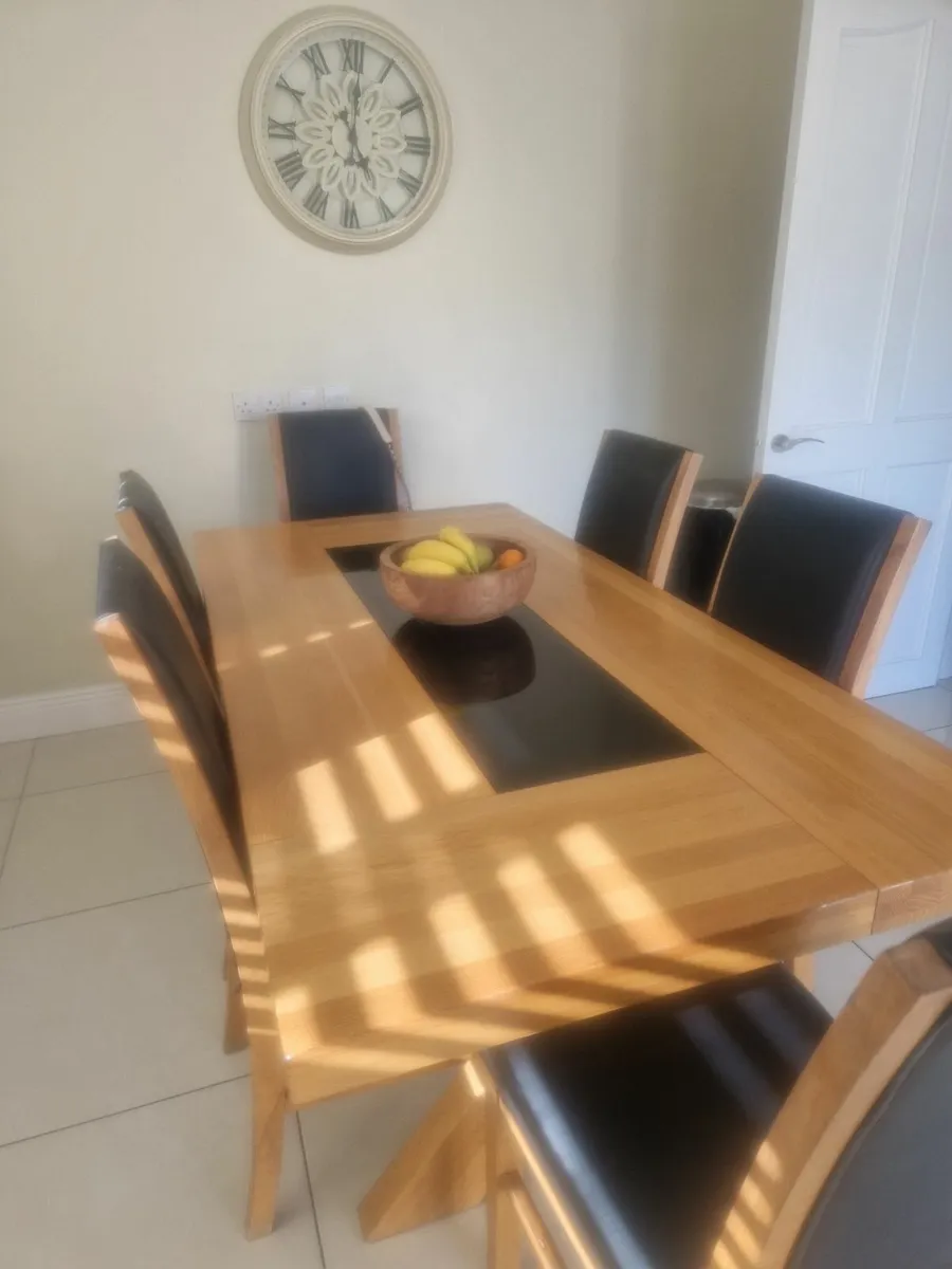 Solid oak table & 6 chairs - Image 2