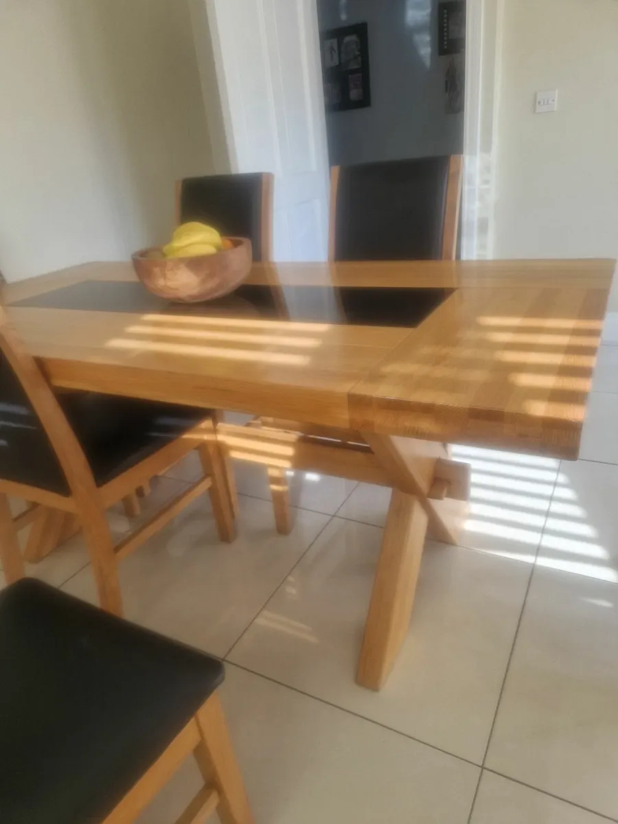 Solid oak table & 6 chairs - Image 4