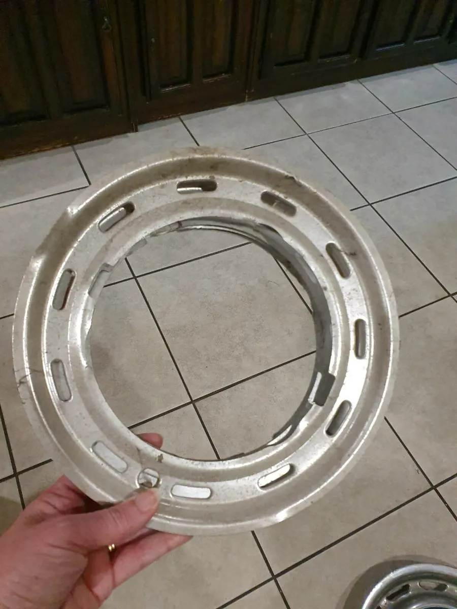Mercedes Benz Hubcaps - Image 2