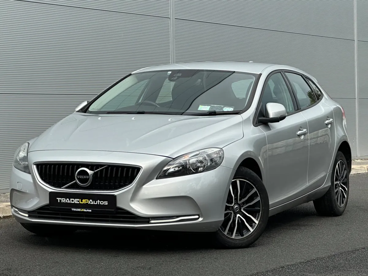 Volvo V40 D2 Momentum Edition - Image 1