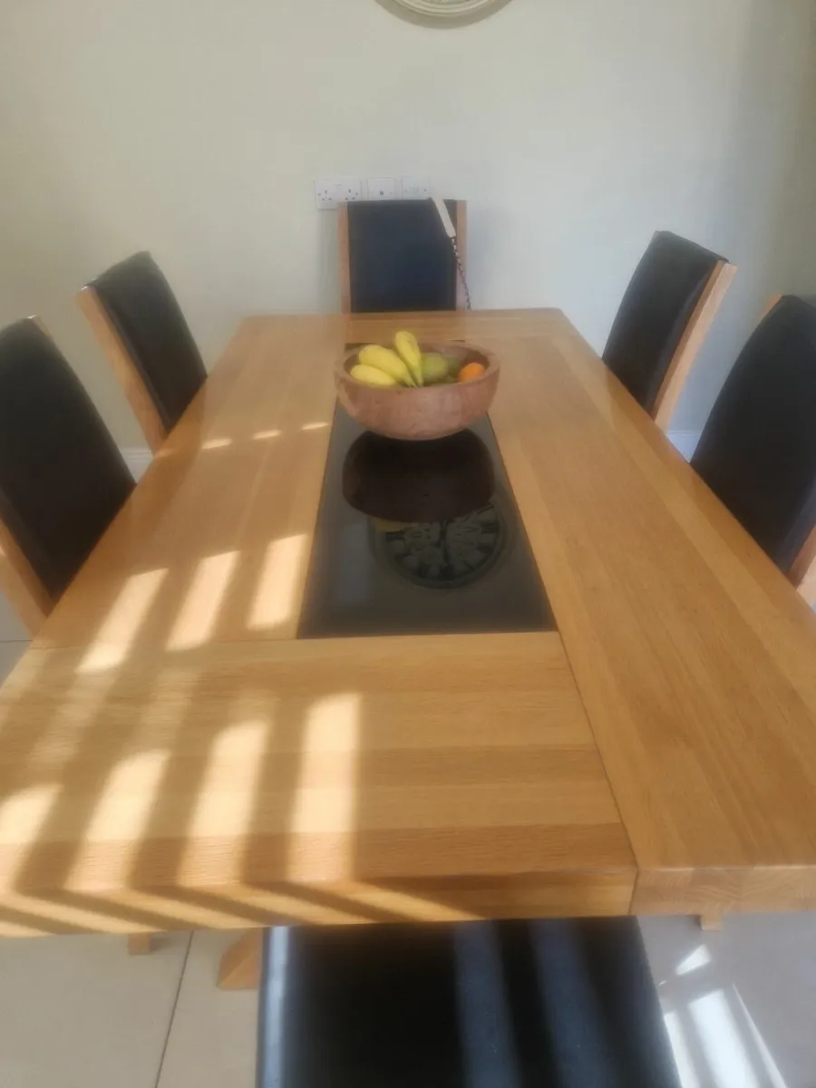 Solid oak table & 6 chairs - Image 1