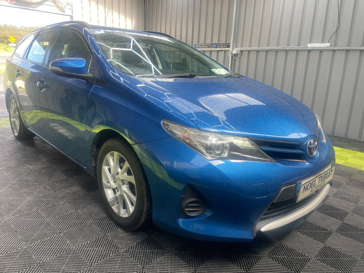 Toyota Auris 2015 - Image 2