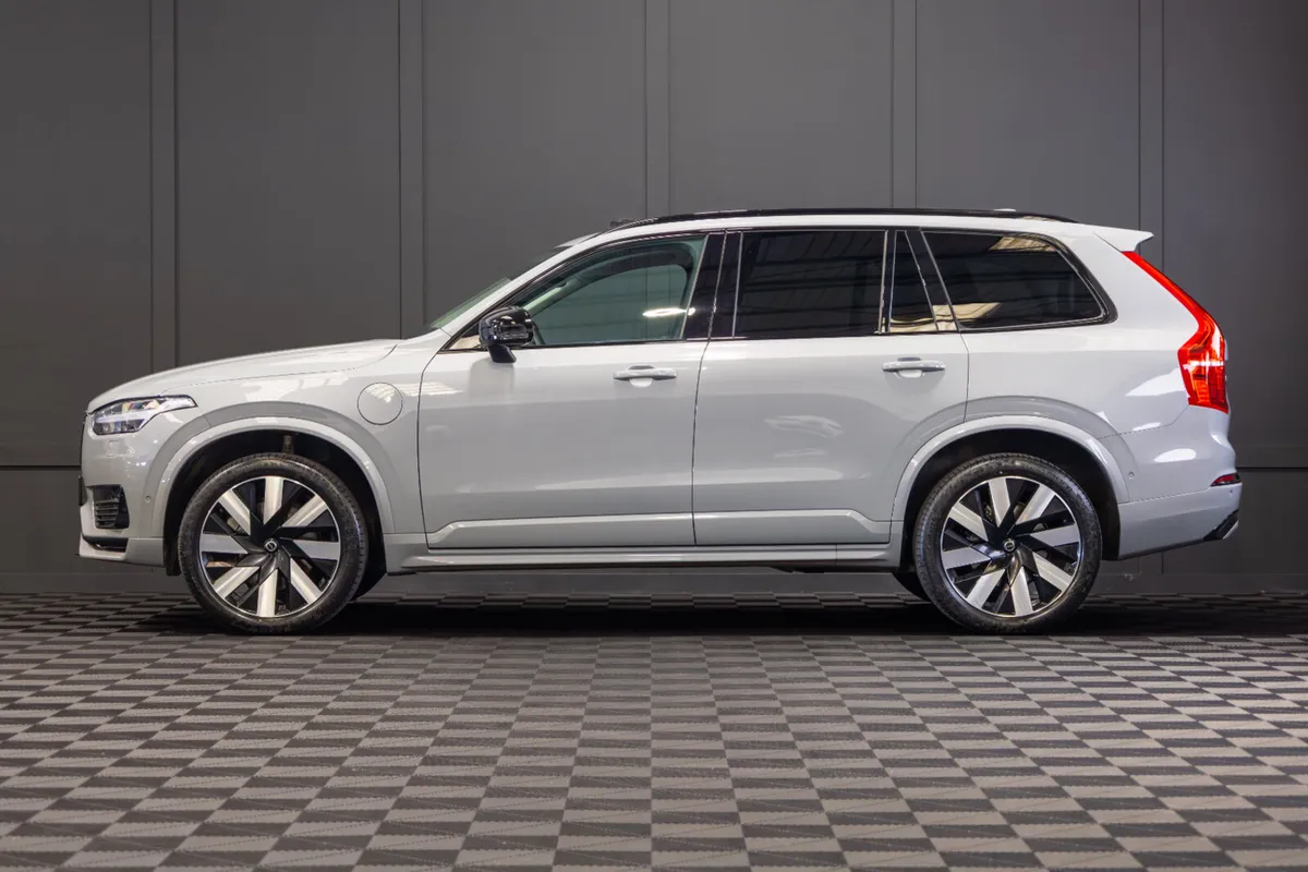 242 Volvo XC90 Plus T8 Recharge Dark Theme - Image 3