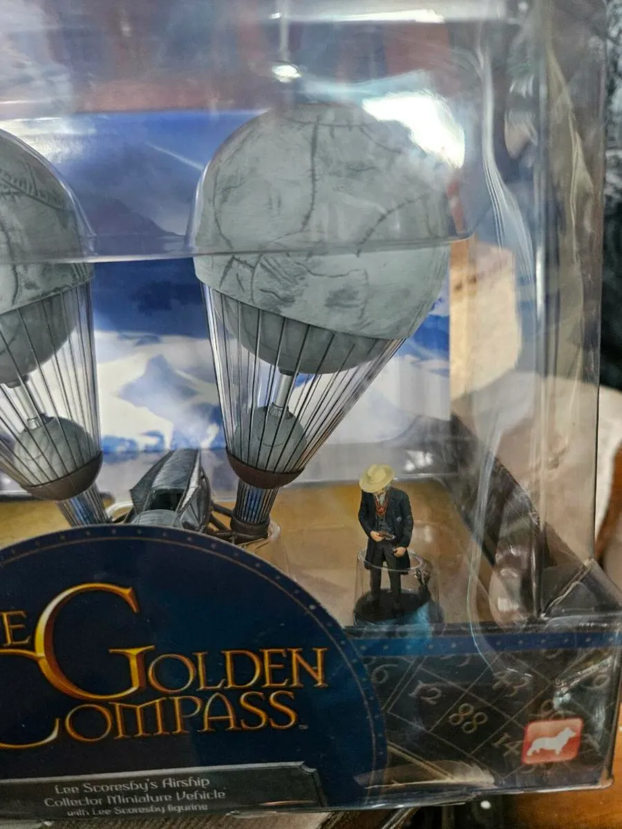 Corgi Golden Compass Lee Scorebys Airship - Image 3