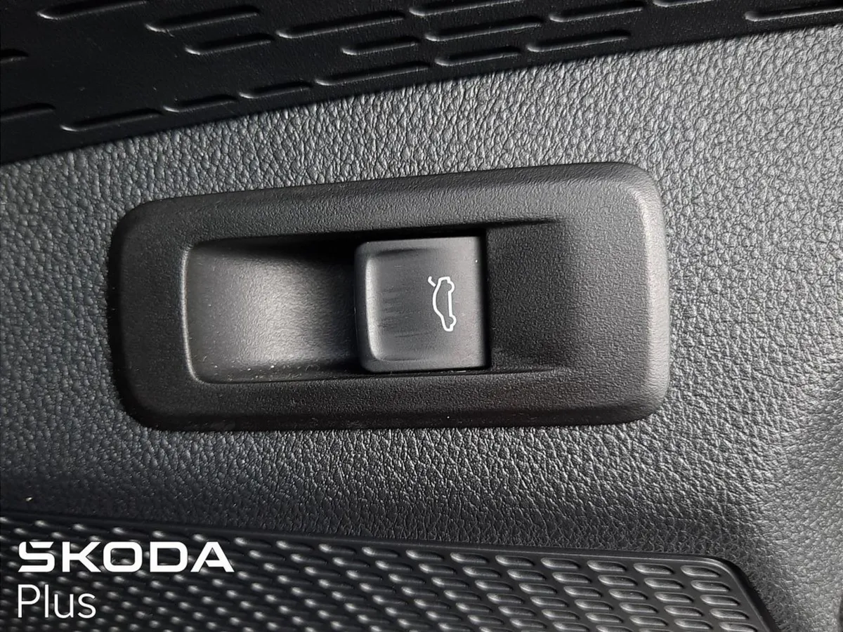 Skoda Octavia  sportline Combi limited Stock  2.0 - Image 3