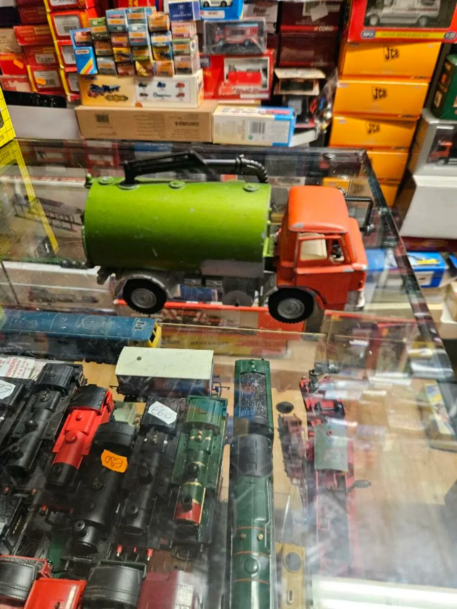 Dinky 1970's Ford Model D Road Sweeper - Image 3
