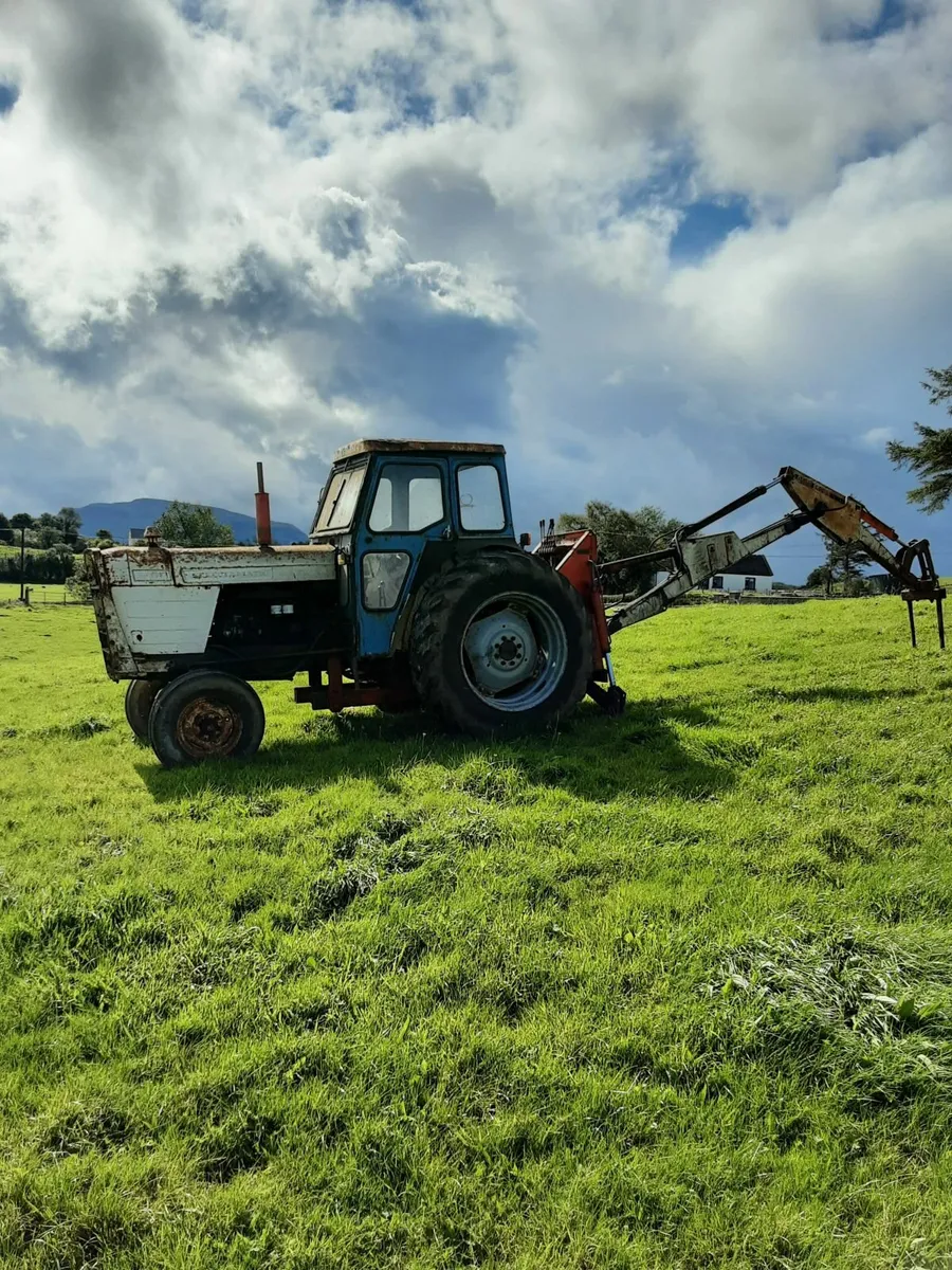 David Brown Tractor with David Brown Digger/Loader - Image 2