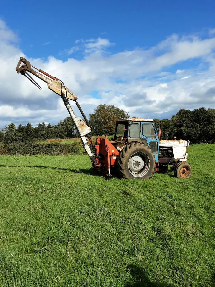 David Brown Tractor with David Brown Digger/Loader - Image 1