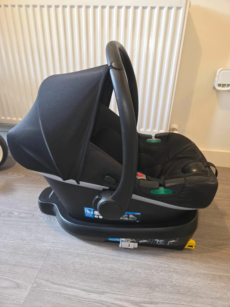 Panorama XT Pram with car seat and iso fix base - Image 2