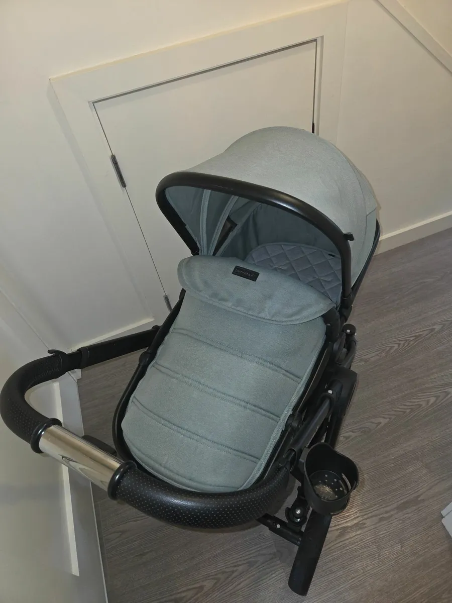 Panorama XT Pram with car seat and iso fix base - Image 3