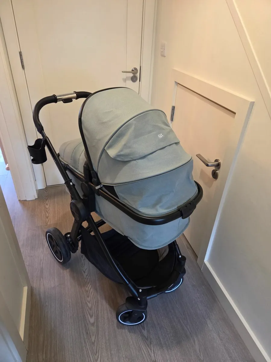 Panorama XT Pram with car seat and iso fix base - Image 4