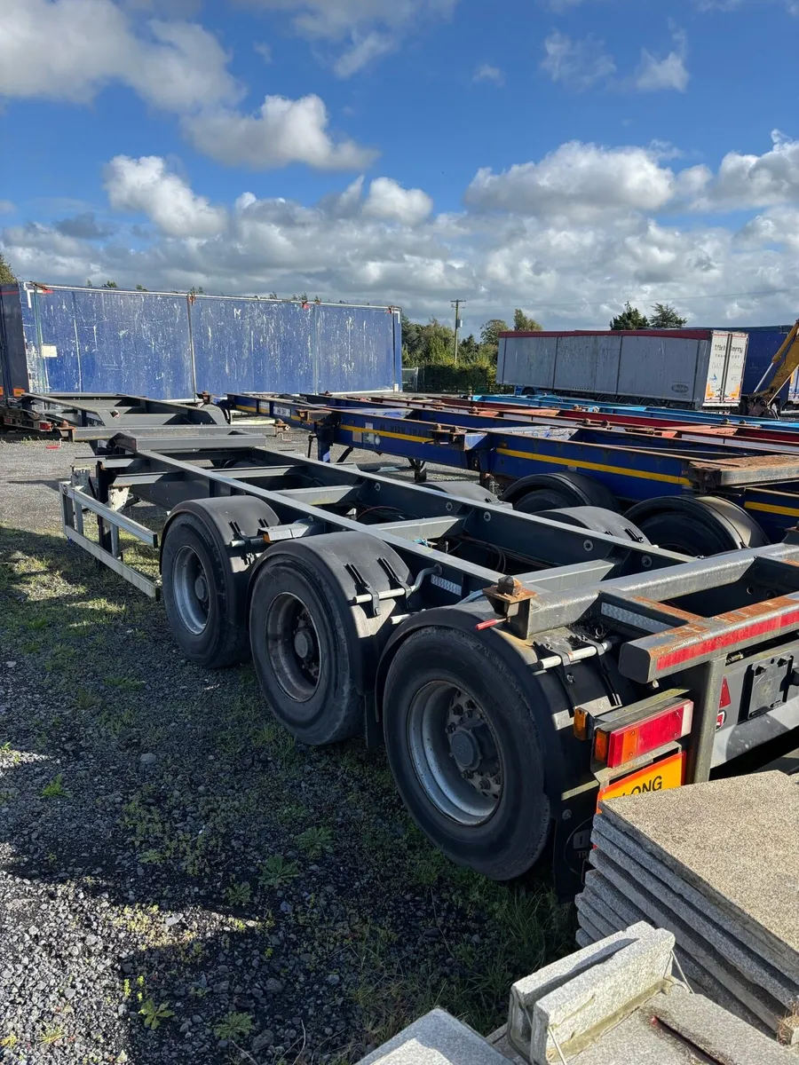 4 SKELLY. Trailers. - Image 1