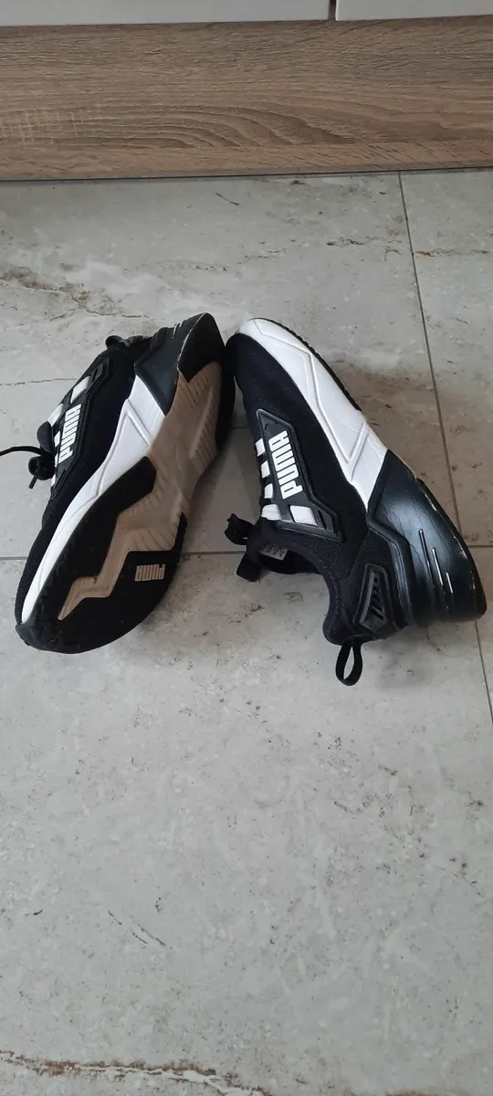 Kids Puma runners 5.5 size - Image 2