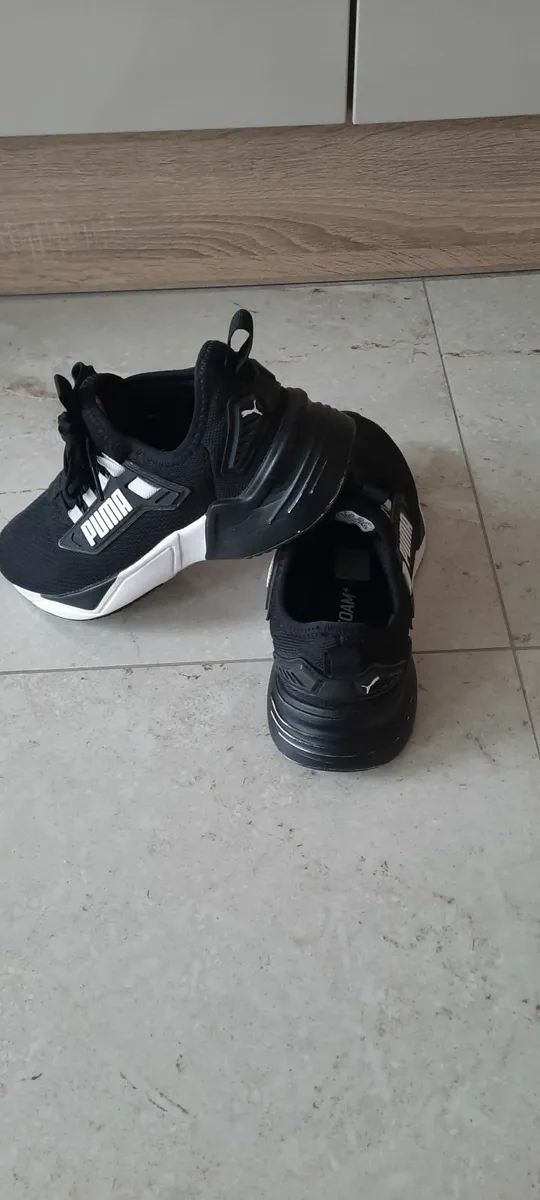 Kids Puma runners 5.5 size - Image 1