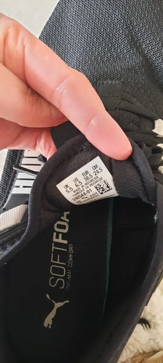 Kids Puma runners 5.5 size - Image 3