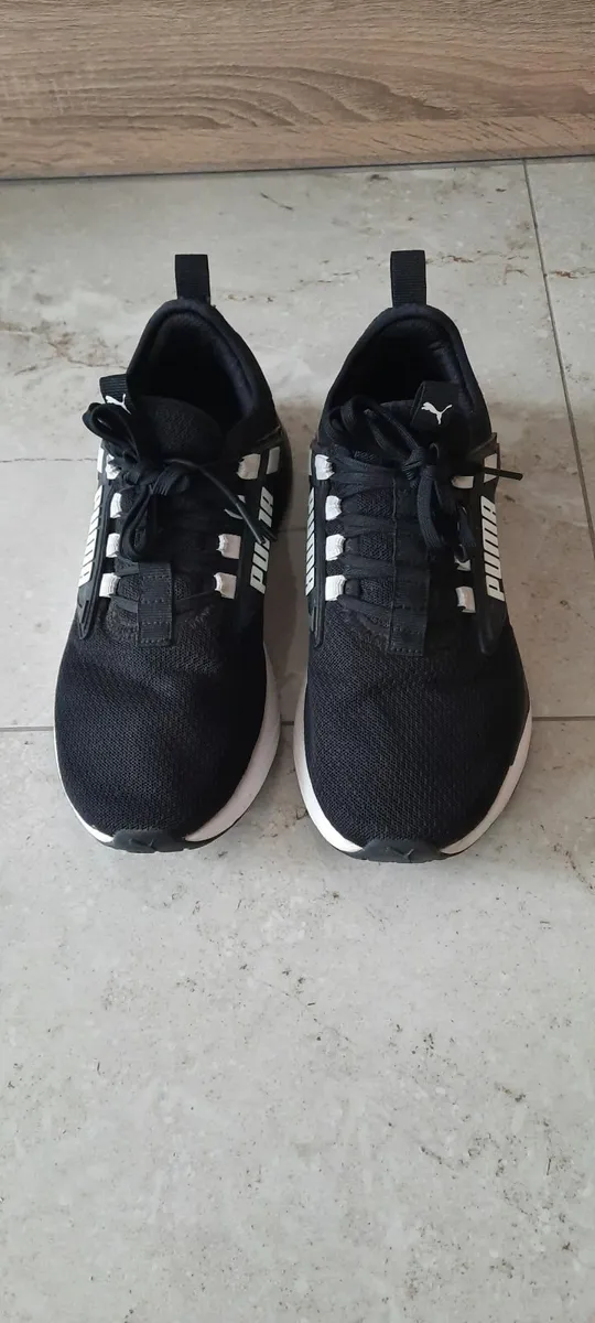 Kids Puma runners 5.5 size - Image 4