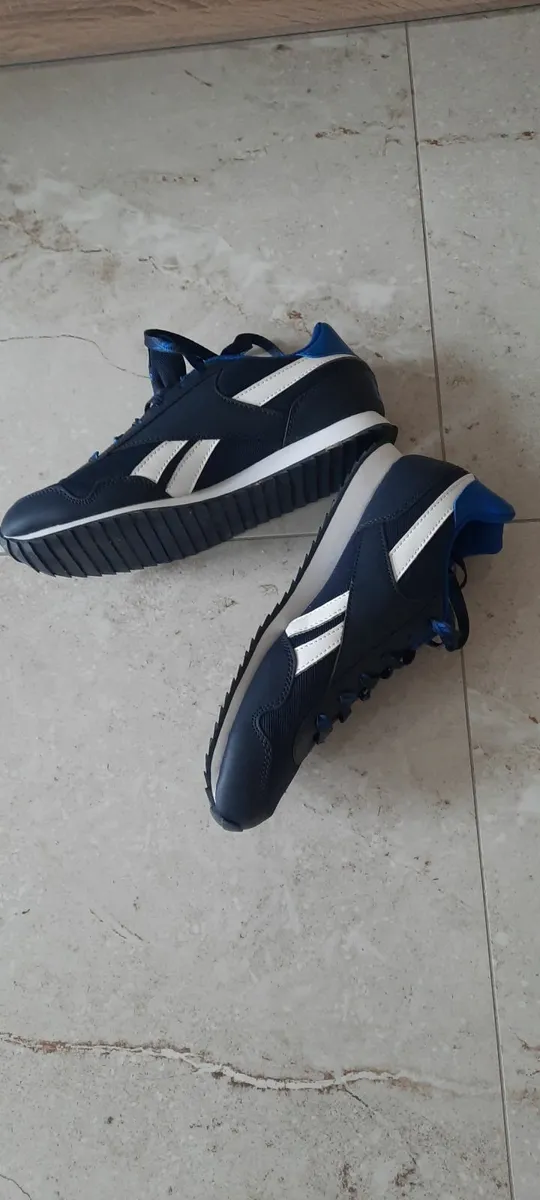 Boys Reebox runners size 5 - Image 2