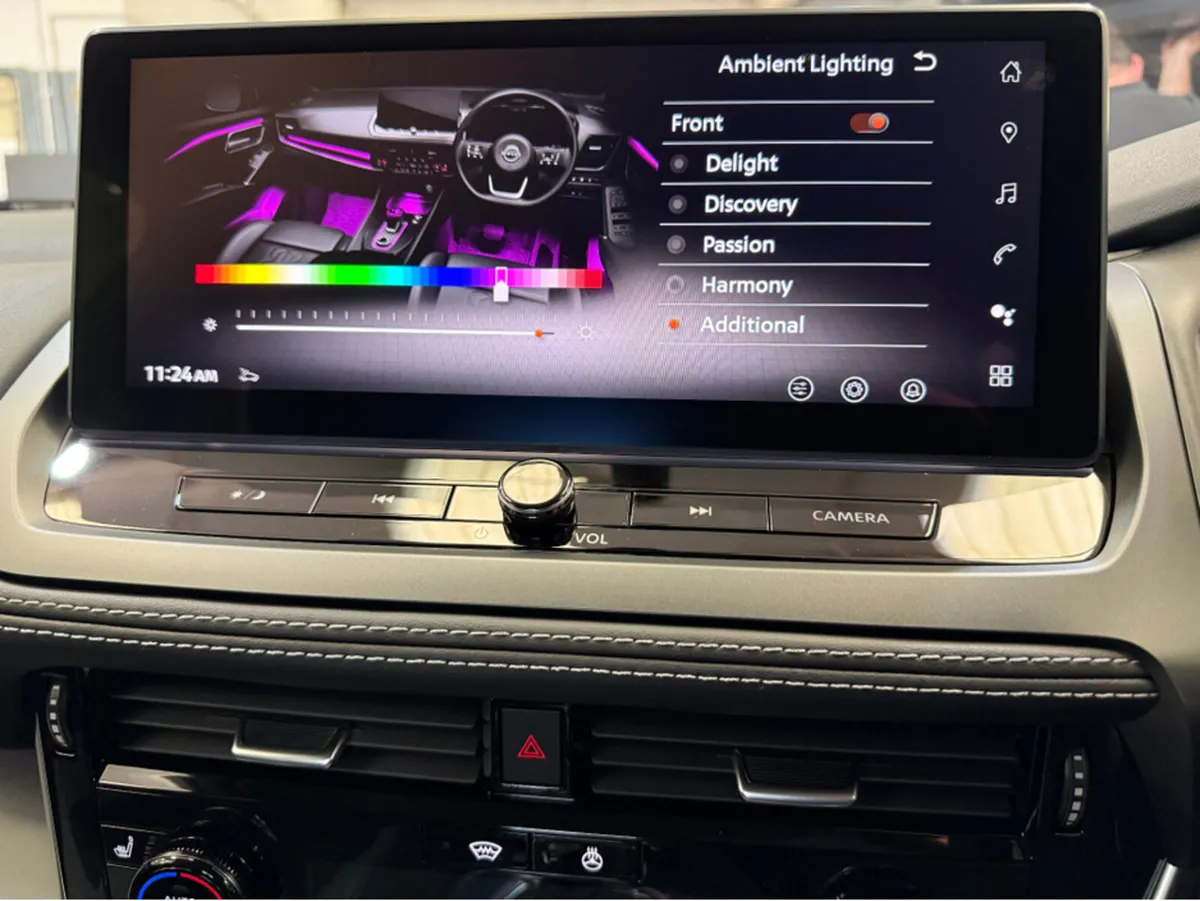 Nissan Qashqai SV Premium leather & heated seats - Image 4