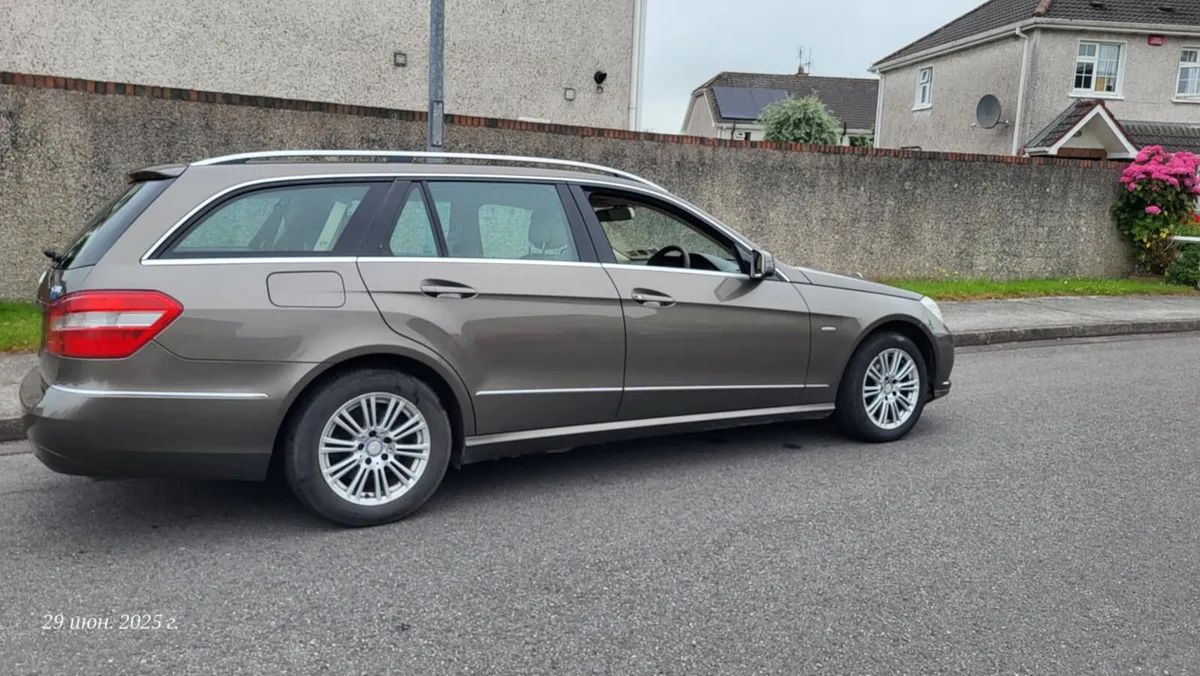 Mercedes 7 seater Automatic - Image 4