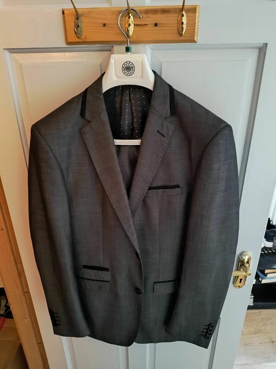Mens full suit perfect condition size Medium - Image 1