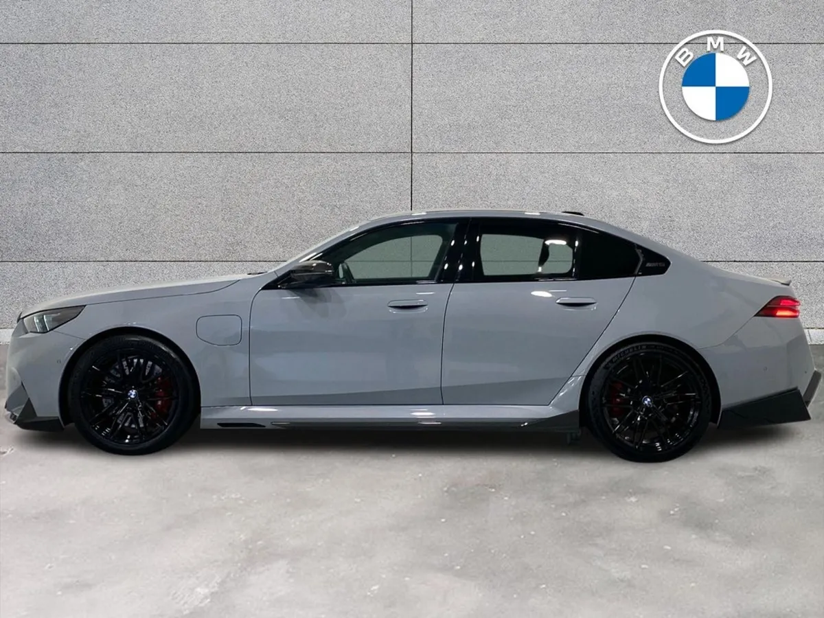 BMW M5 Saloon - Image 4