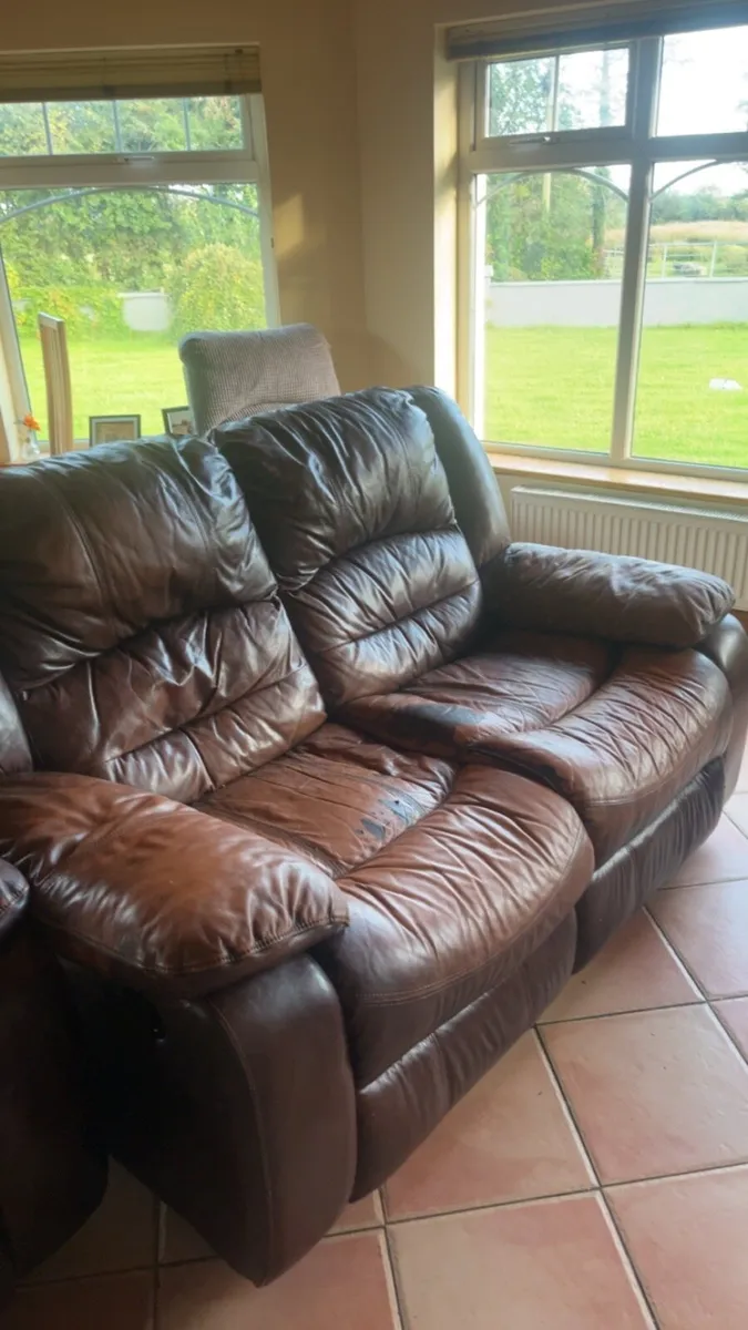 Couch and two armchairs - Image 1