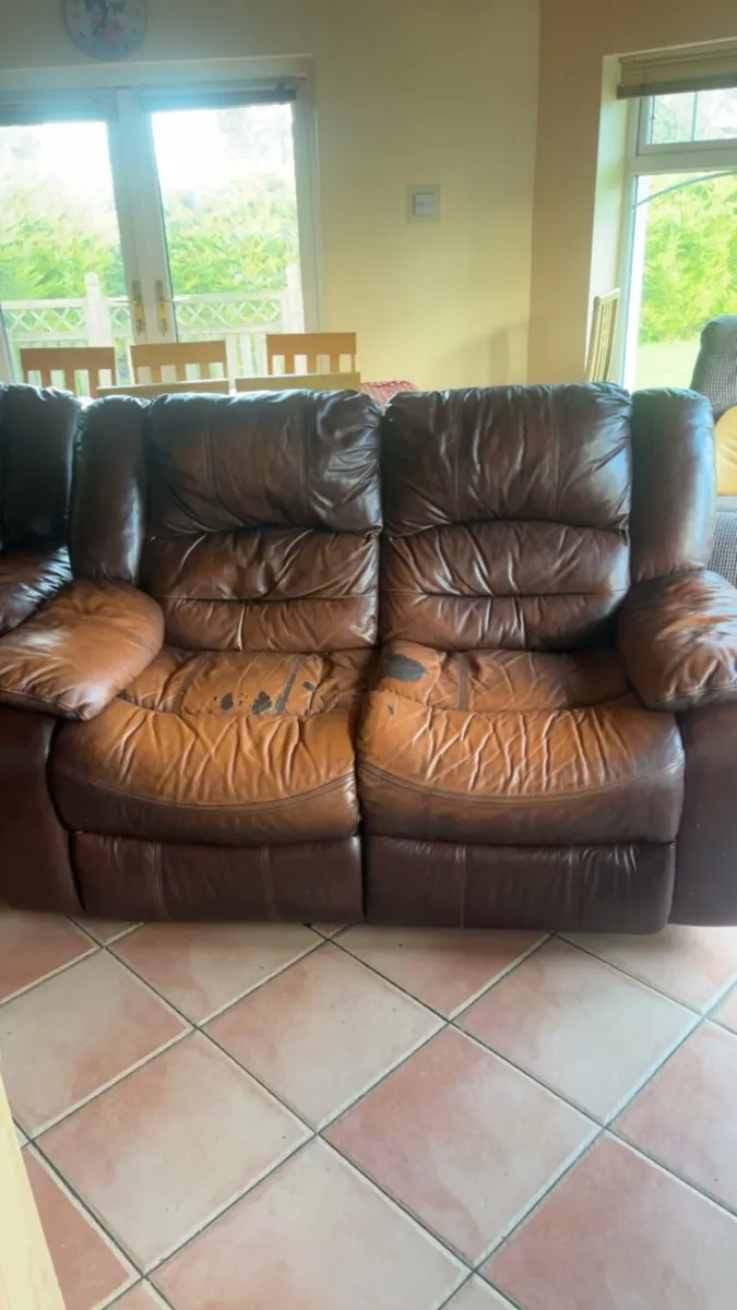 Couch and two armchairs - Image 2
