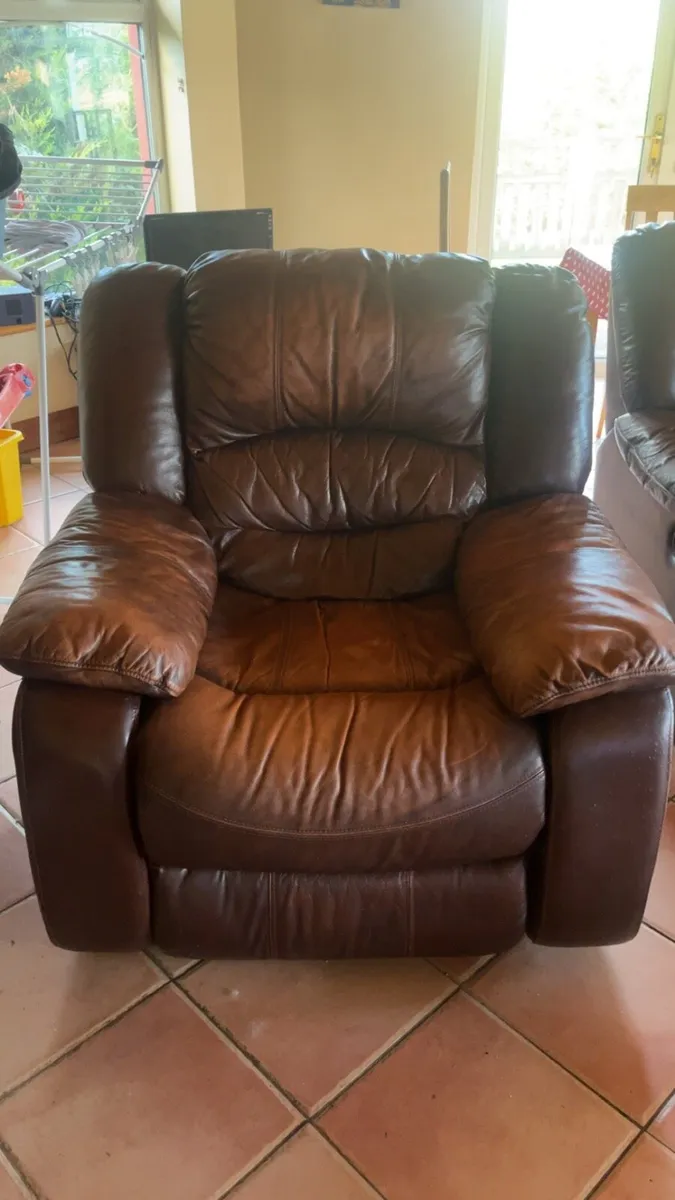 Couch and two armchairs - Image 4