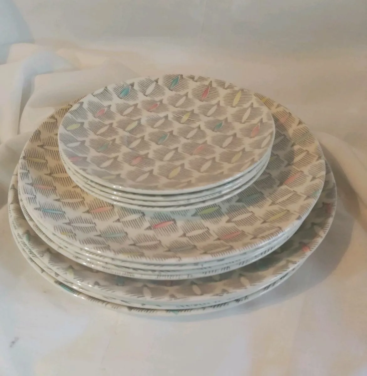 12 Vintage 1970s plates - Image 1