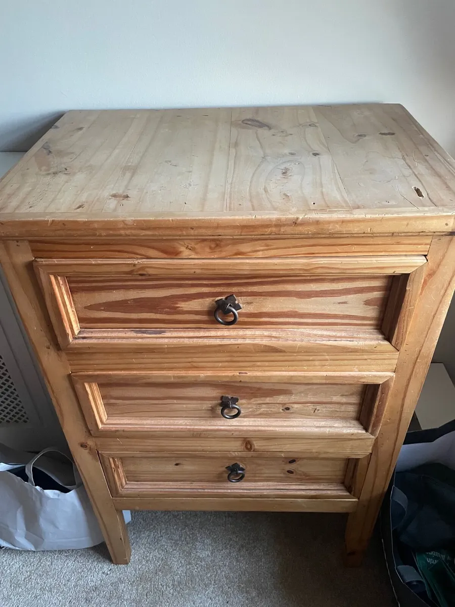Chest of drawers