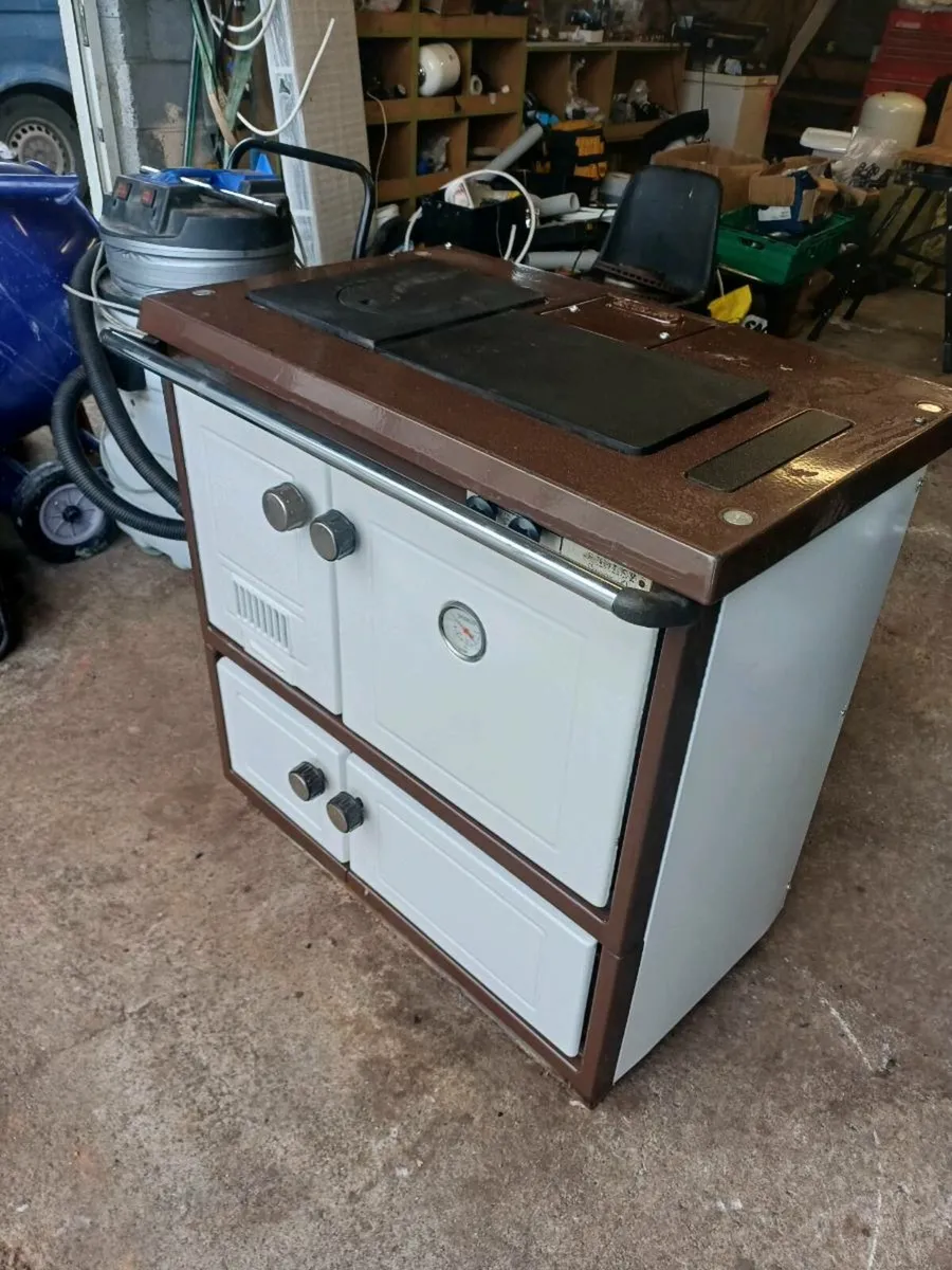 Stanley super 90 solid fuel range - Image 1