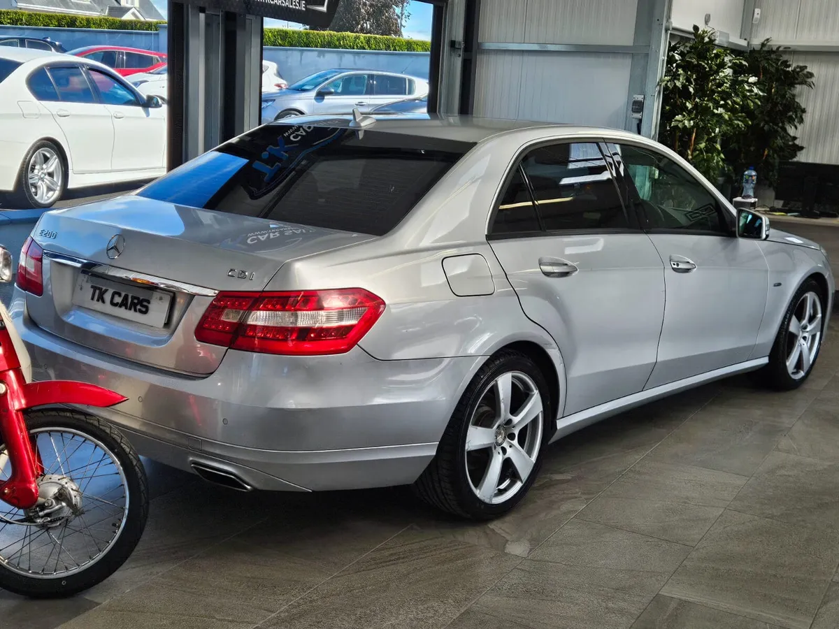 11 MERCEDES BENZ E CLASS 200 - Image 2