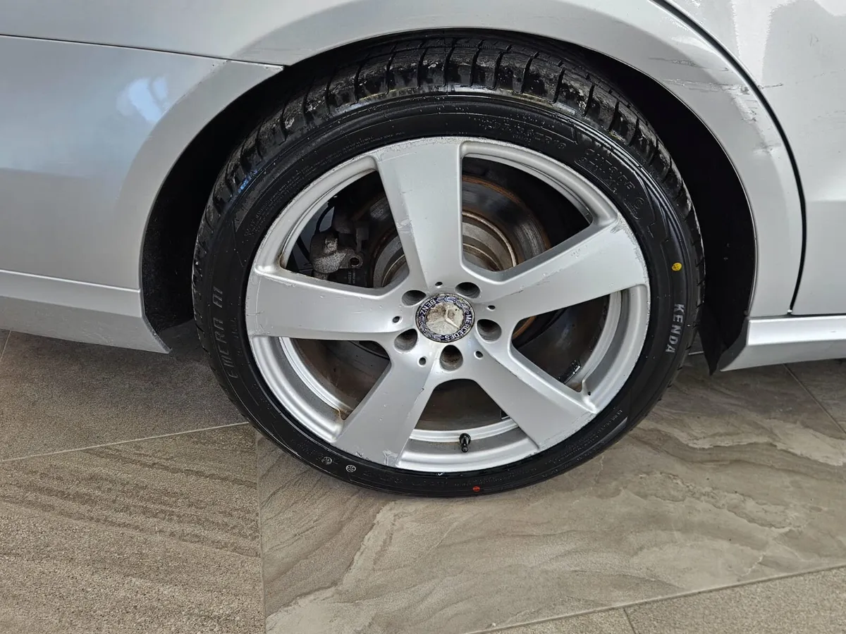 11 MERCEDES BENZ E CLASS 200 - Image 4
