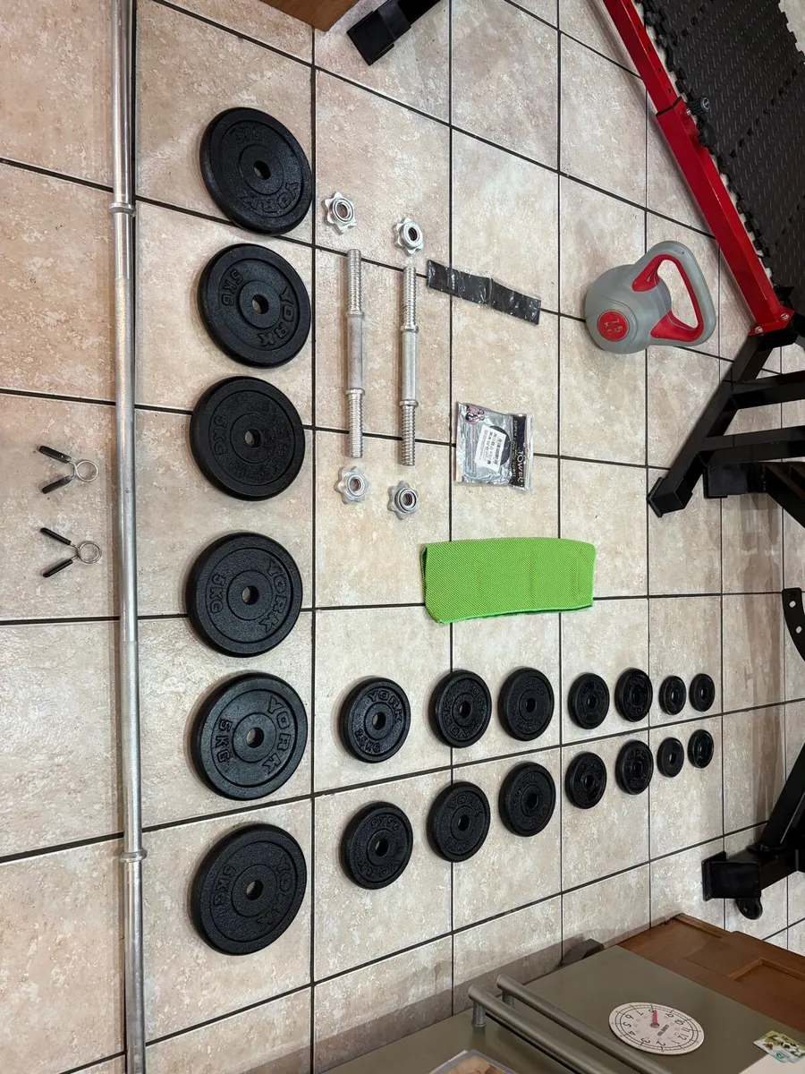 NICE GYM SET, SQUST RACK, HEAVY BENCH, WEIGHTS ETC - Image 2
