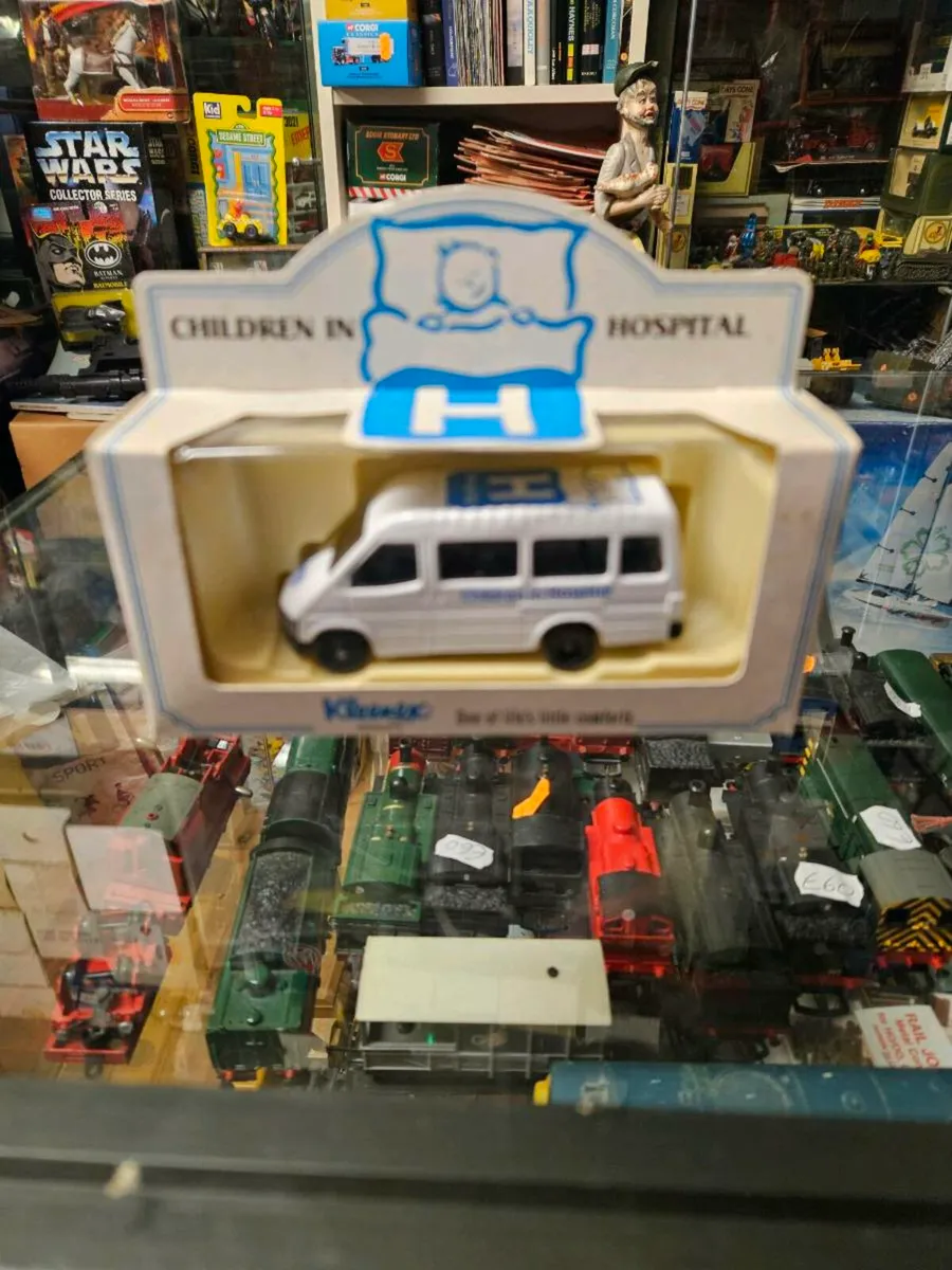 Corgi Lledo Ford Transit Minibus - Image 1