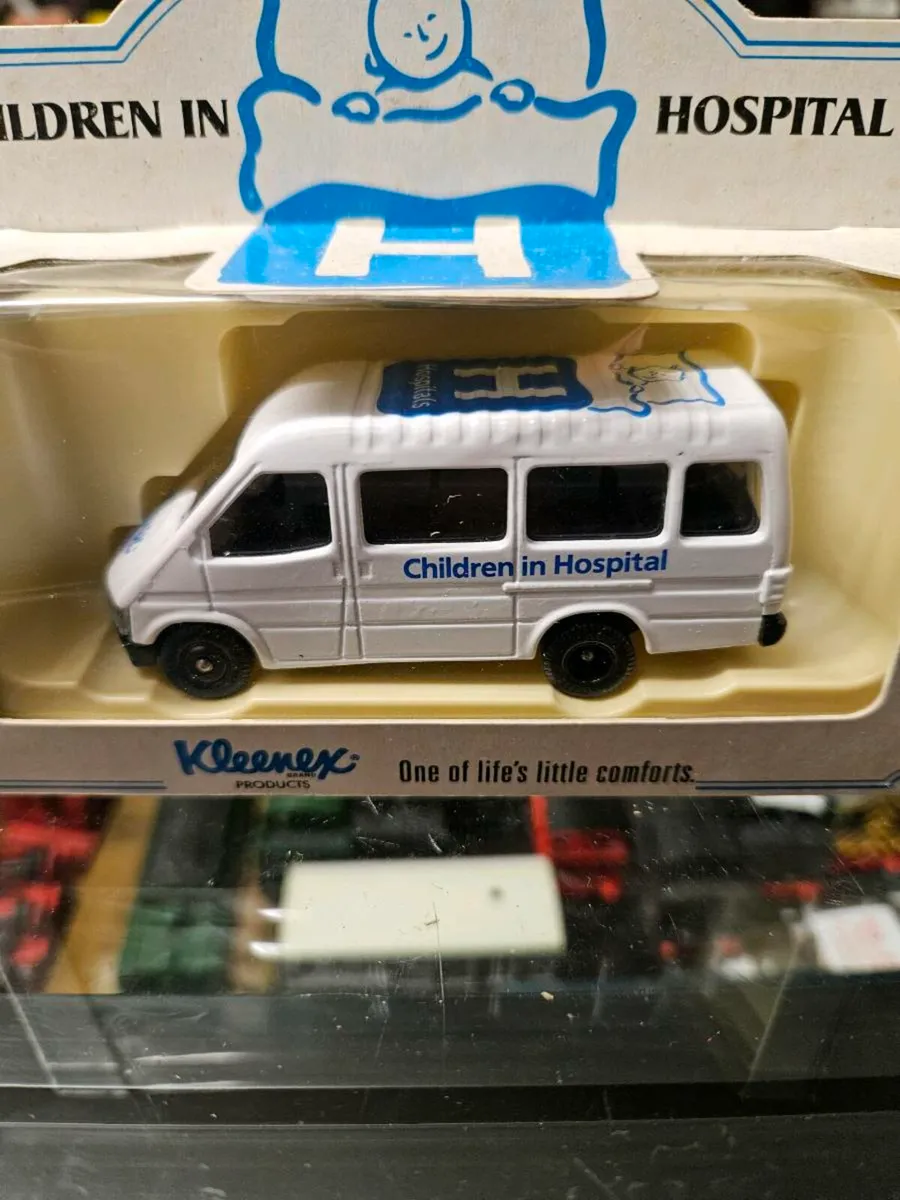 Corgi Lledo Ford Transit Minibus - Image 2