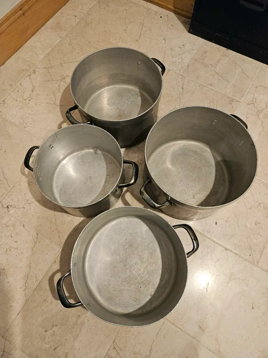 Large saucepans - Image 1