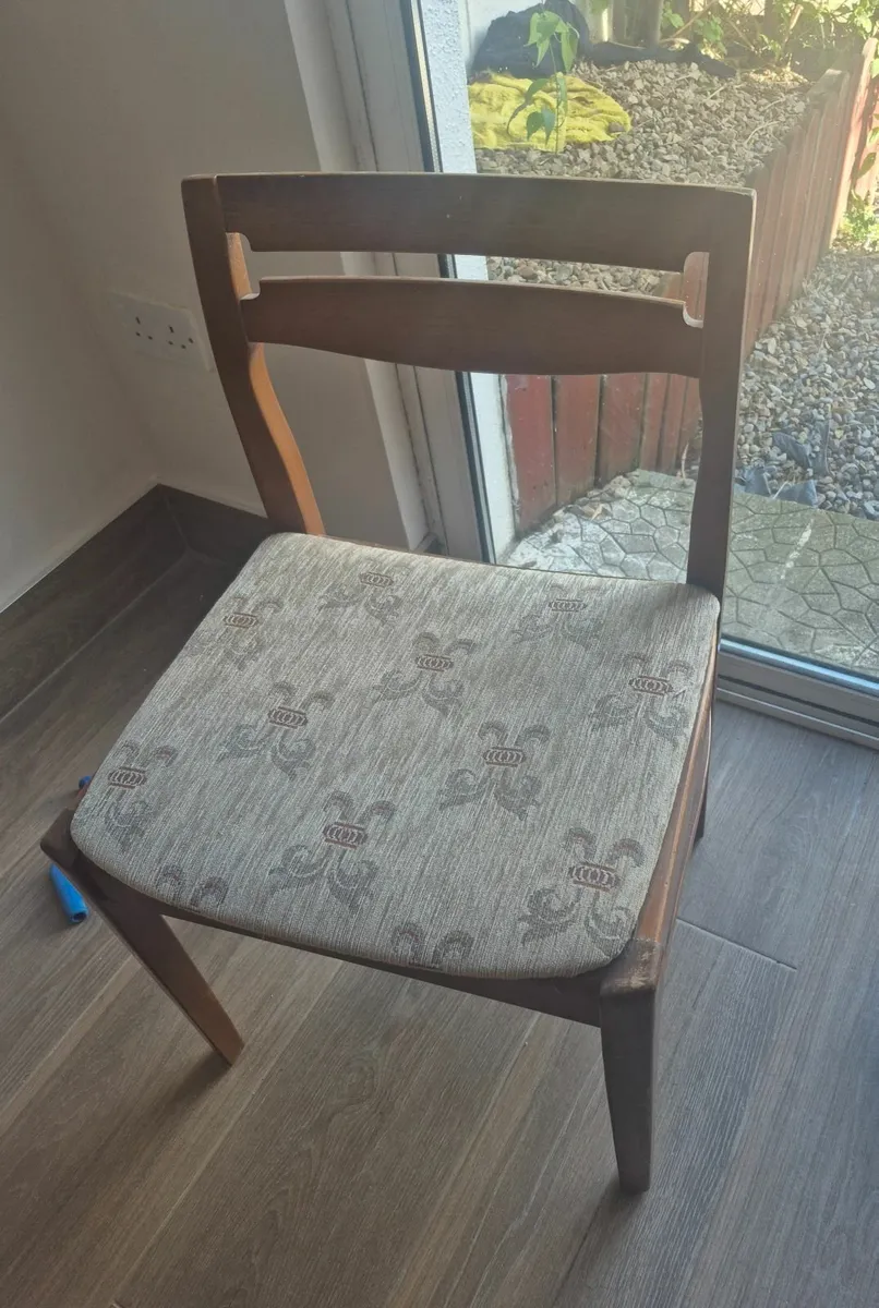 Table and 6 chairs - Image 1