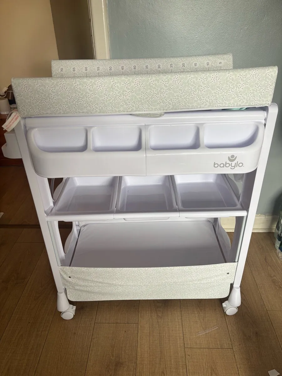 Babylo changing table and bath - Image 1