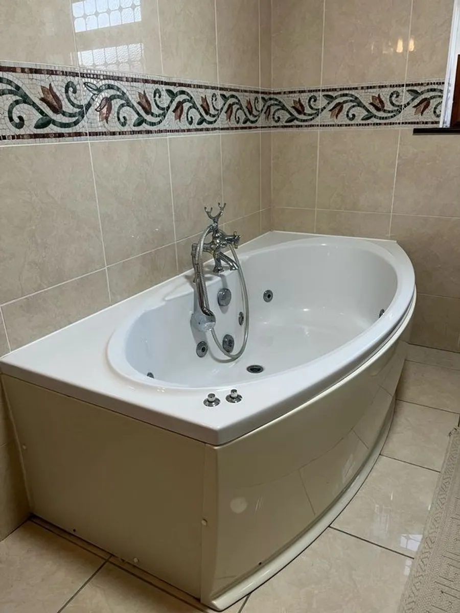 Jacuzzi bath for sale - Image 1