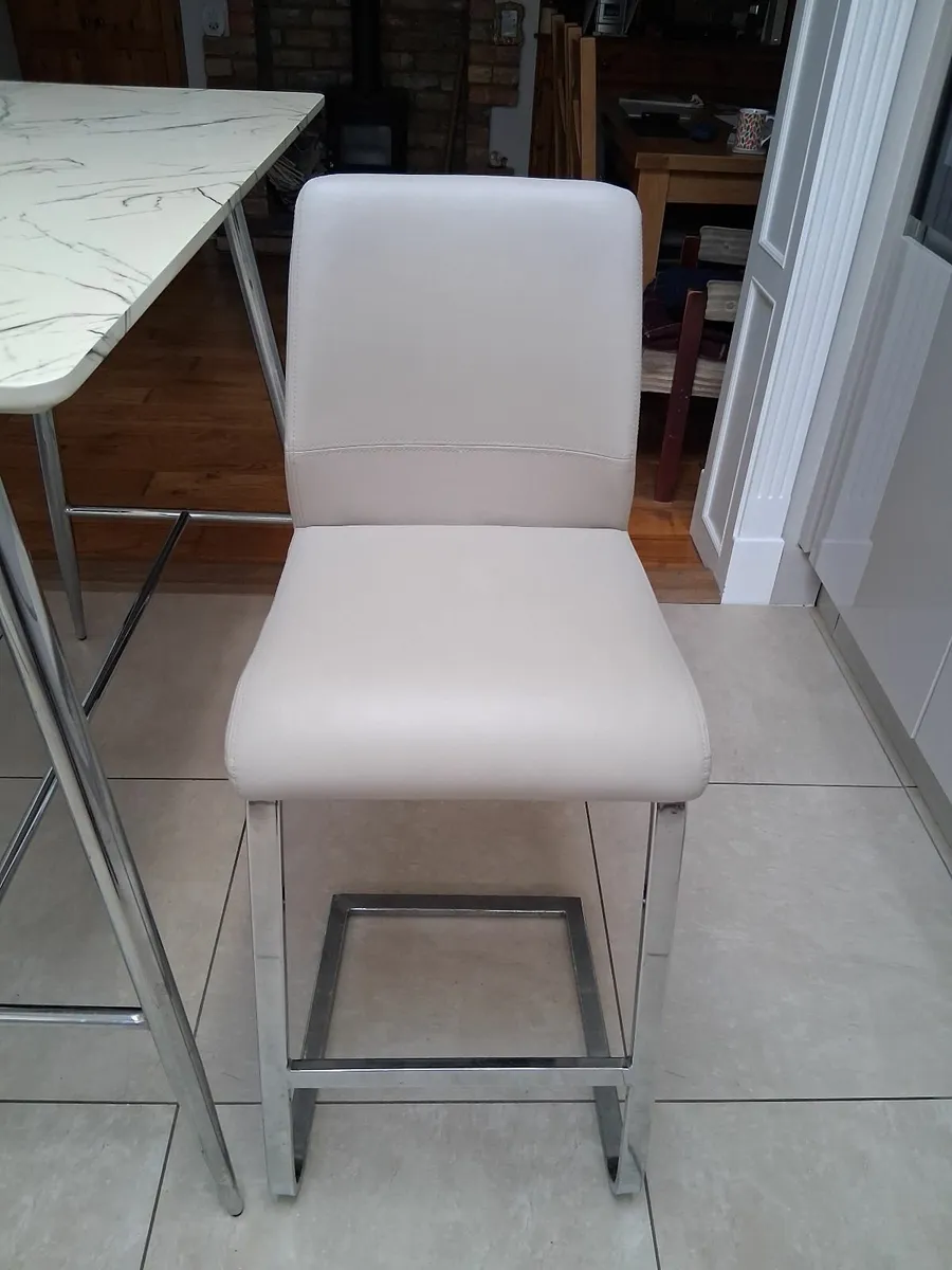 Kitchen Breakfast Bar Table plus High Stools - Image 4