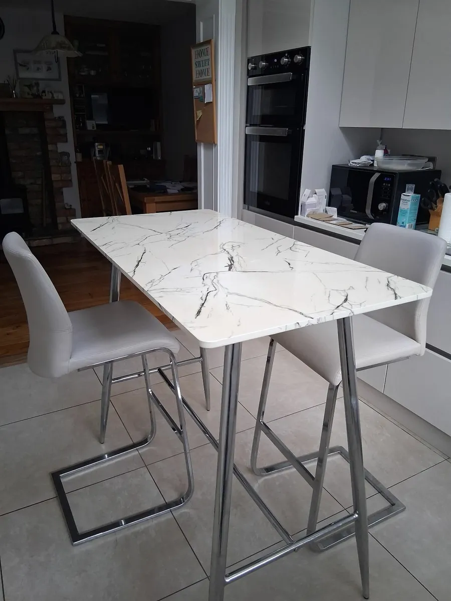 Kitchen Breakfast Bar Table plus High Stools - Image 3