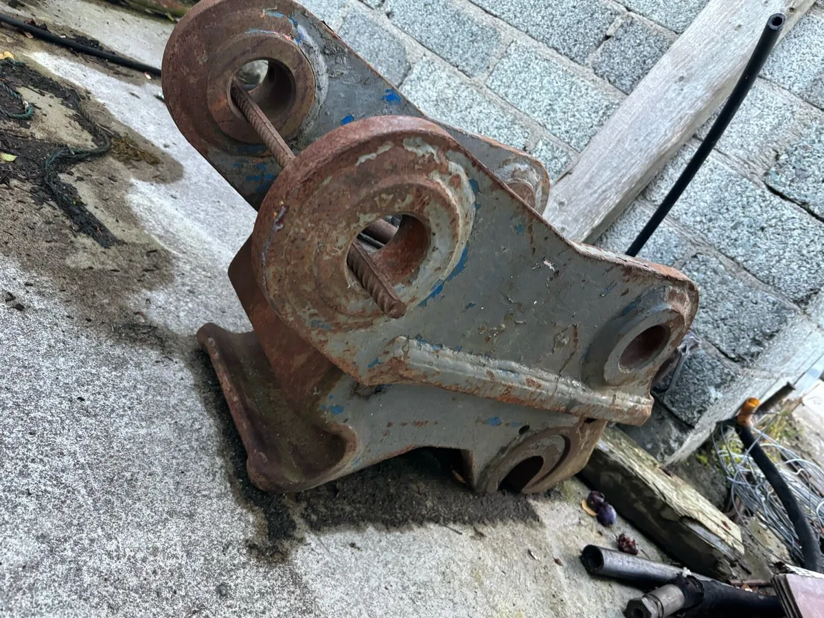 HYDRAULIC QUICK HITCH (60MM PINS) - Image 1