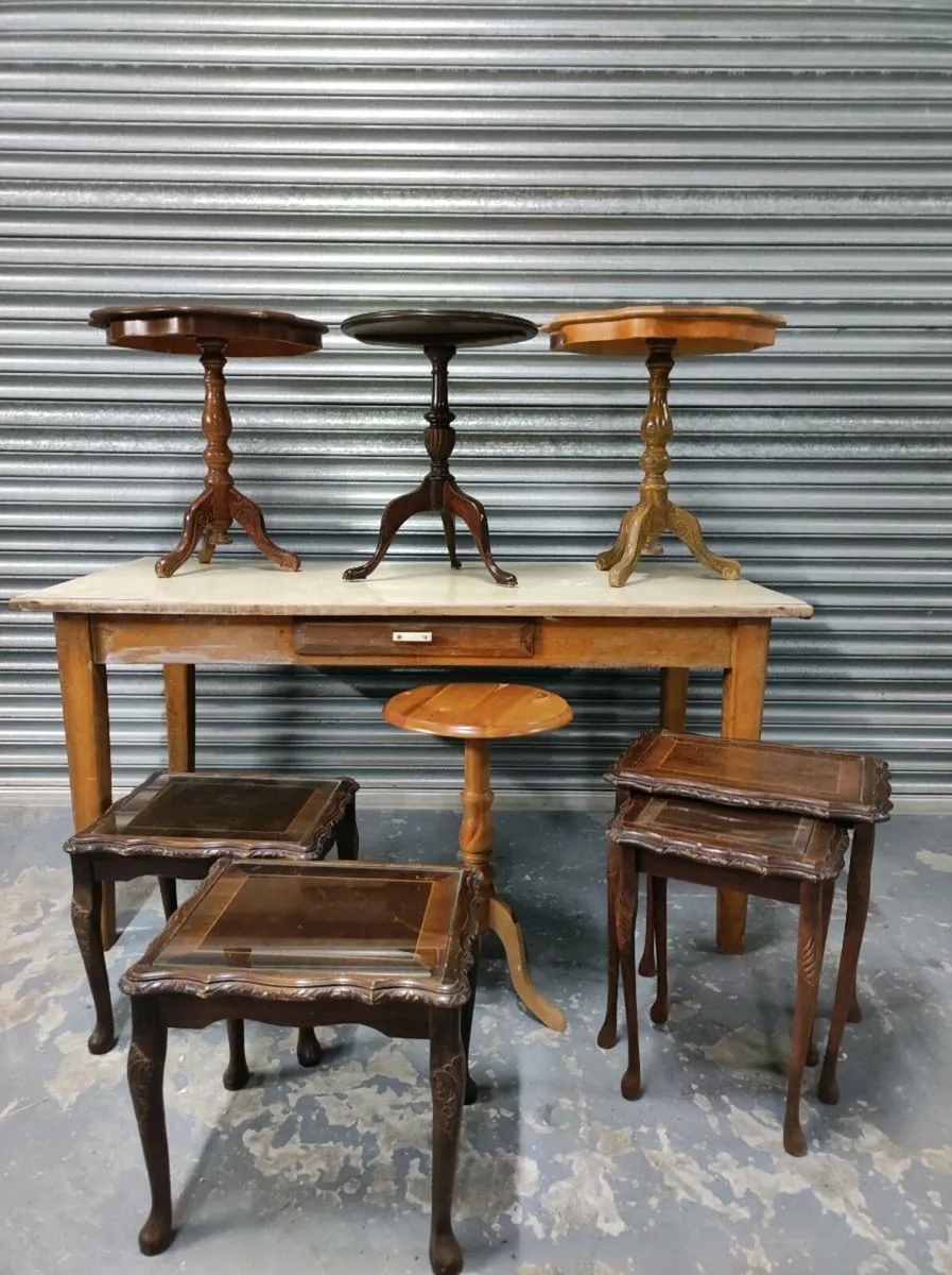 Job lot of vintage small side/ corner tables - Image 1