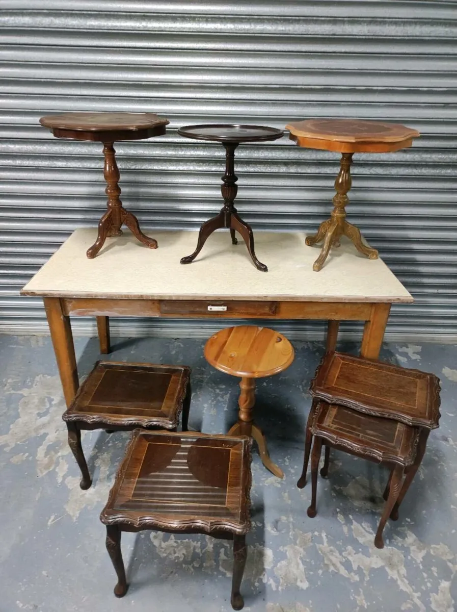 Job lot of vintage small side/ corner tables - Image 2